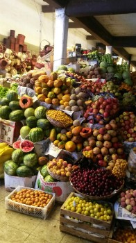 Die ganze Vielfalt tropischer Früchte auf dem Markt Die ganze Vielfalt tropischer Früchte auf dem Markt